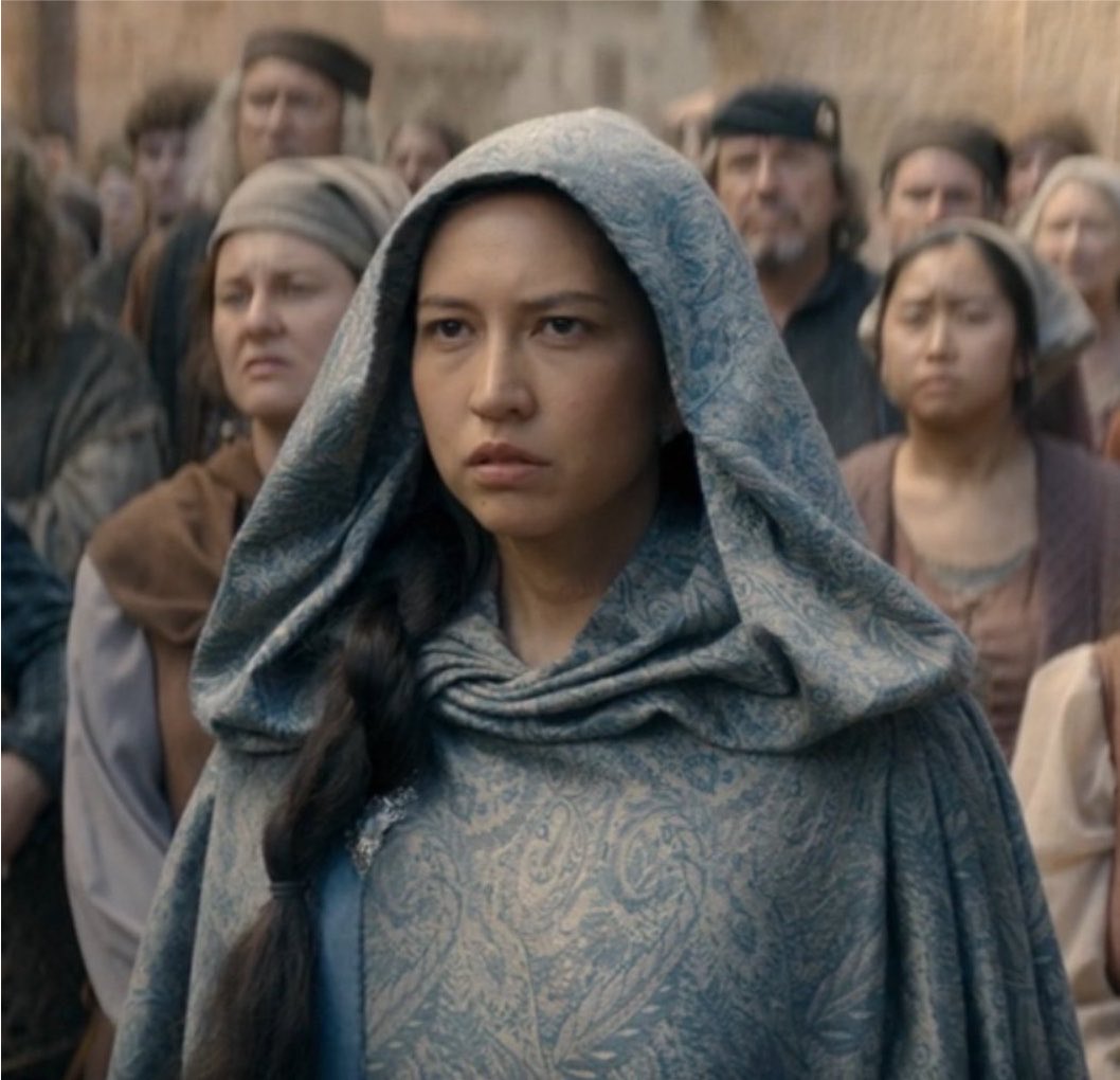 sacraamarte's tweet photo. mysaria trying to blend in with the smallfolk while wearing her dior a/w 129 ac cape she learned nothing from alicent 😭 https://t.co/T8AGSCbpEc