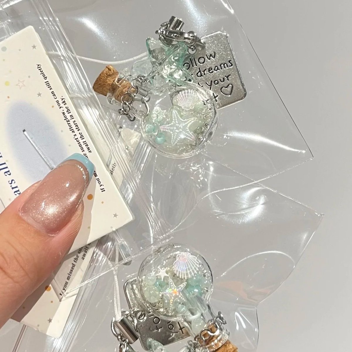 PhantomGrindA's tweet photo. |新品|海洋漂流瓶|
聲明：不包郵，默認出廠自帶瑕疵
可以當做手機掛件、包包掛飾。海星、貝殼與細沙封存於玻璃瓶身，每一瓶都是獨一無二的微型海岸。掛在手機、書包、相機，或是擺在書桌一隅，隨時隨地，都能看見一片海。剛剛好的尺寸，剛剛好的陪���。
#掛飾 #Hangings https://t.co/jtq3NX8Es7
