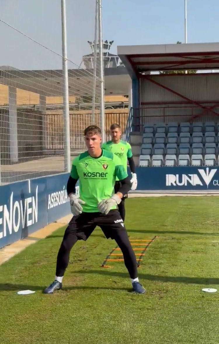 pablolopezru_'s tweet photo. Hay mucho curro en la sombra de Xabi Sagaseta detrás de esta foto entrenando hoy con el primer equipo de Osasuna.

Imposible no alegrarse por el chaval al ver esta imagen.

Proyecto de muy buen portero, navarro y de Tajonar.

Ilusiona una barbaridad. https://t.co/o5q21hX5Sz