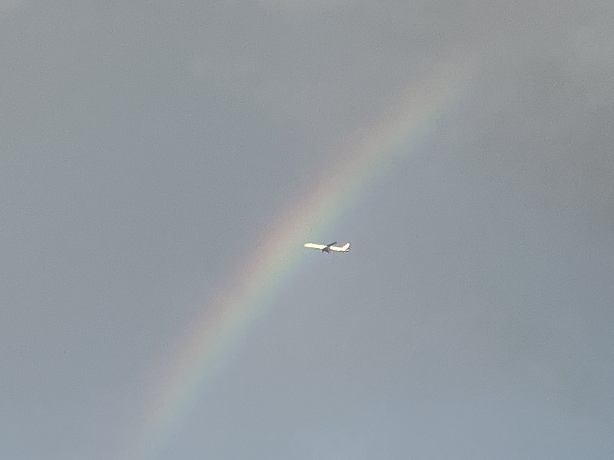 ShiBa625's tweet photo. 飛行機から虹は見えるのだろうか https://t.co/1fz4ohEJUV