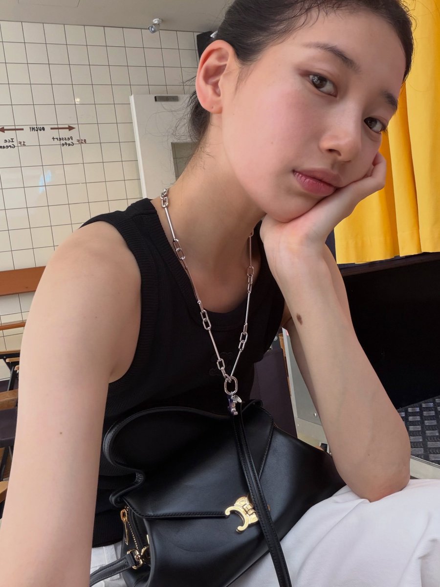 ursuuzy's tweet photo. Just a quiet coffee break kind of day. Keeping it simple with silver details and Celine. https://t.co/nrO13U9She