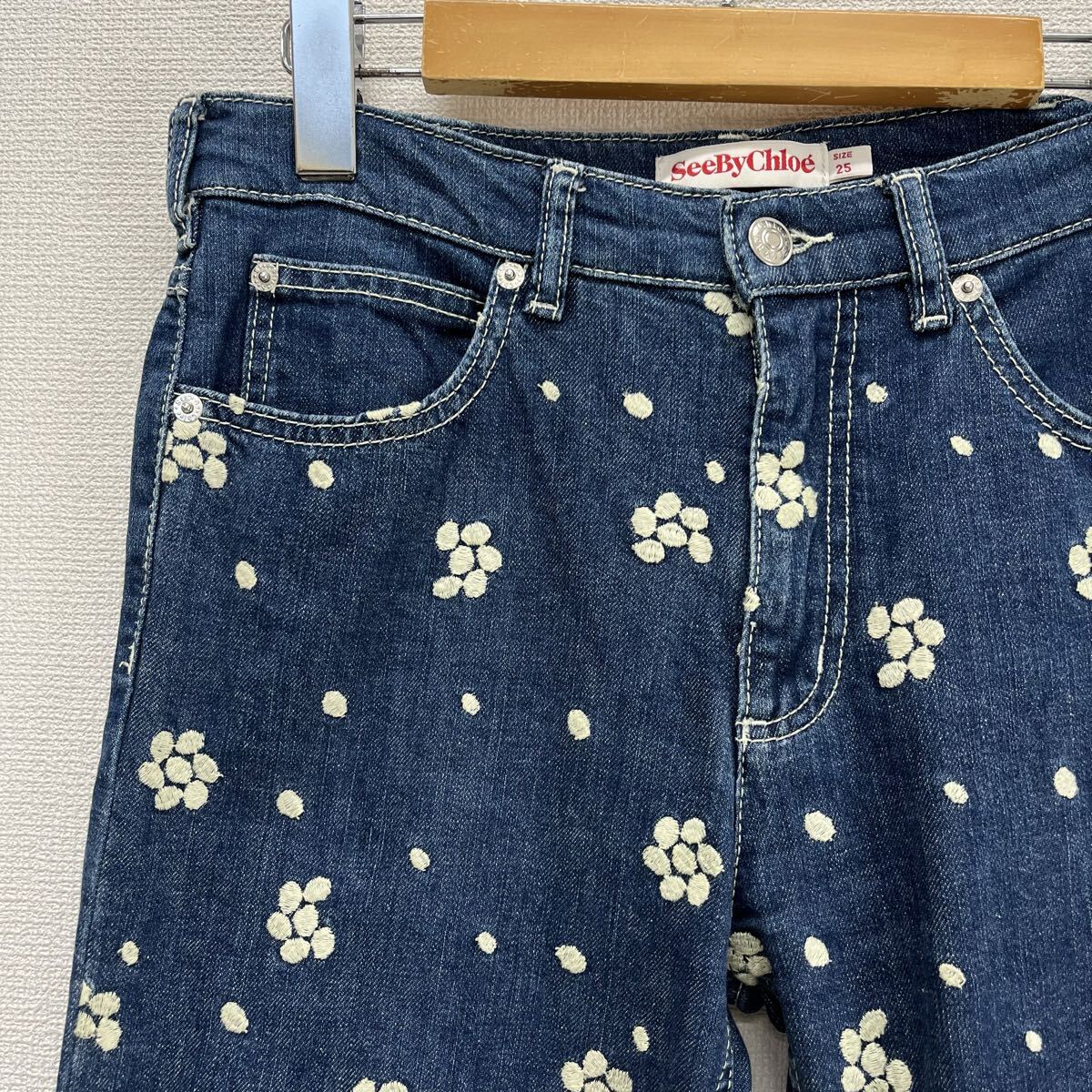 ddd_tsuruta's tweet photo. SEE BY CHLOE 
花柄刺繍 デニムパンツ インディゴ 
SIZE 25
￥4,400‐

フェミニンで遊び心のあるデザインが人気の「SEE BY CHLOE（シーバイクロエ）」から、全体に散りばめられたホワイトの花柄刺繍が目を引く素敵なデニムパンツをご紹介❣

ぜひ店頭でお試しください💖
ご来店お待ちしております!! https://t.co/7idkzgddJH