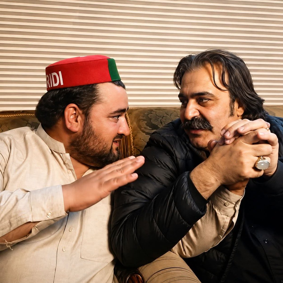 Maj_Marwat's tweet photo. محمد حسین کا PTI سے کسی قسم کا کوئی تعلق نہیں
سلمان اکرم راجہ ،،

محمد حسین ہمارا کارکن تھا لیکن اسکا ذہنی توازن ٹھیک نہیں تھا
شفیع جان ،،

حملے کے CCTV فوٹیج دکھائے جائیں
یوتھڑ یوٹیوبرز ،،

واردات کے CCTV فوٹیج عدالت میں پیش کی جاتی ہے نہ کے دو دو ٹکے کے یوٹیوبرز کو دکھائ جاتی ہے
آپ لوگ تو 9 مئ سے بھی مکر گئے تھے اور CCTV فوٹیج مانگ رہیں تھے
جب فوٹیج دکھائی تو انہیں اپنے کارکنان تسلیم کرنے سے انکار کر دیا
لیکن جب ان میں سے کچھ شرپسندوں کو سزائیں ہوئ تو وختہ ڈال دیا کے ہمارے کارکنان کو سزائیں دیکر PTI کو دبانے کی کوشش کی جا رہی ہے 🤨

مطلب تم لوگوں کا کوئ دین ایمان ہی نہیں
ادھر سے اُدھر بھاگتے ہو اُدھر سے ادھر بھاگتے ہو،،،