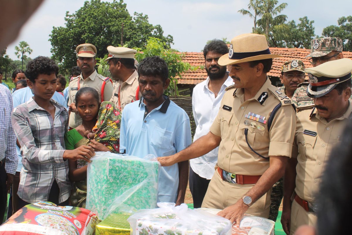 39BNCRPF's tweet photo. #39BN 
10-08-26
# Shri C.V. Anand, IPS, DGP Telangana visited FOB Pamunuru/Tadapala @ KG Hills a/w ADG, SZ, CRPF
# Inspected Road construction work 
# Maiden hoisting of Tricolour @TG/CG border
# Social Outreach programme 
# Tree Plantation drive
@CRPFsector @CRPFindia
 @39BNCRPF https://t.co/4d1tqpLFWV
