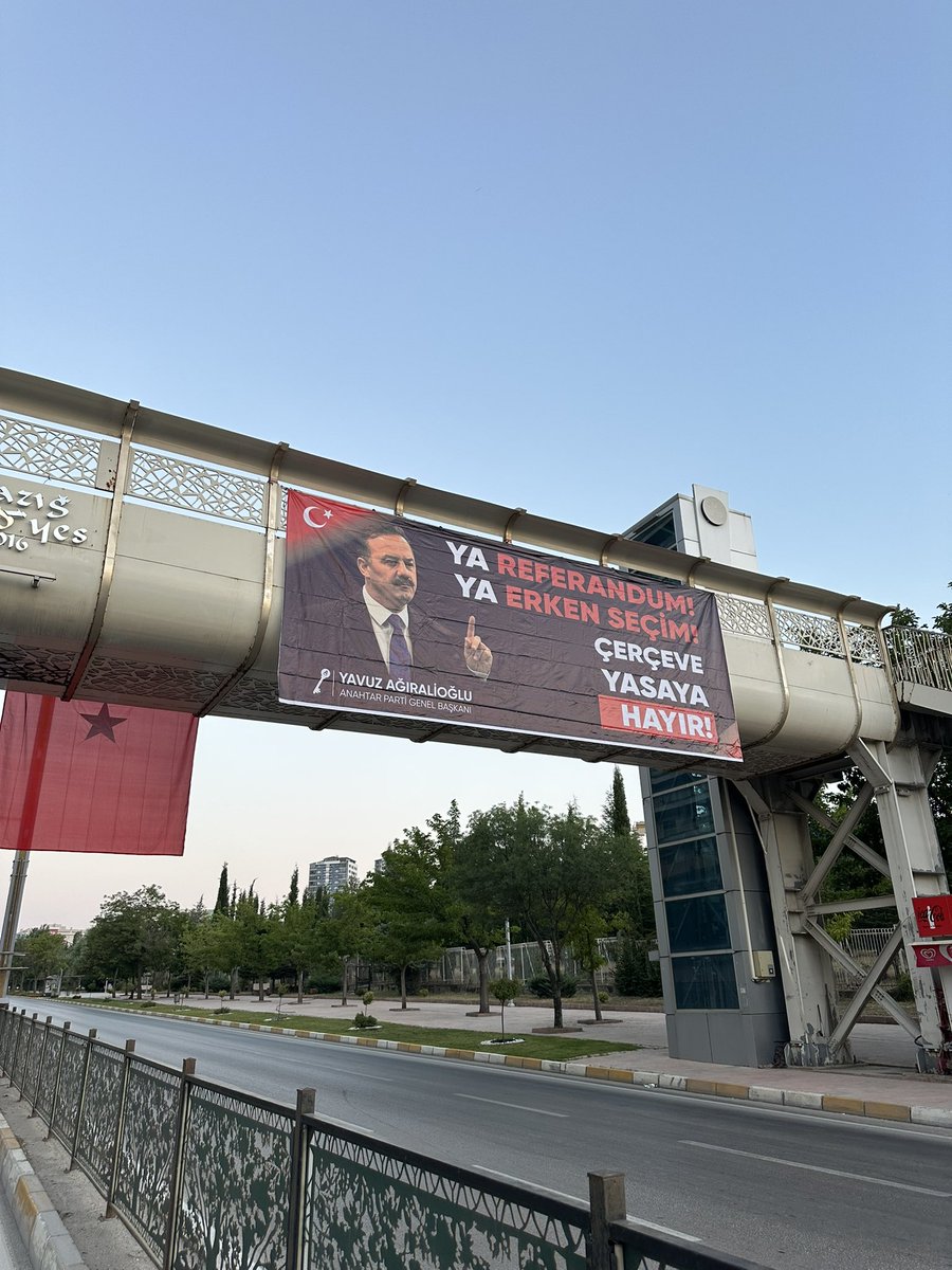 HalilSarisin's tweet photo. Birileri siyasi hesap peşindeyken, biz şehitlerimize verdiğimiz sözün nöbetindeyiz.
Teröre siyasi meşruiyet kazandıracak, milletimizin ödediği bedelleri pazarlık konusu yapacak hiçbir hesabı kabul etmiyoruz. Birileri teröre "çerçeve" çizmeye çalışırken, biz o çerçevenin karşısına şehitlerimizin emanetiyle çıkıyoruz.
Bizim için mesele koltuk ya da seçim değil; bu vatan uğruna toprağa düşenlerin hatırasına sahip çıkma meselesidir. Bedeli ne olursa olsun, şehitlerimizin hatırasını siyasi hesaplara kurban ettirmeyeceğiz! 🇹🇷
@yavuzagiraliog @anahtarparti @tkeskinkilic @24MuratTekin