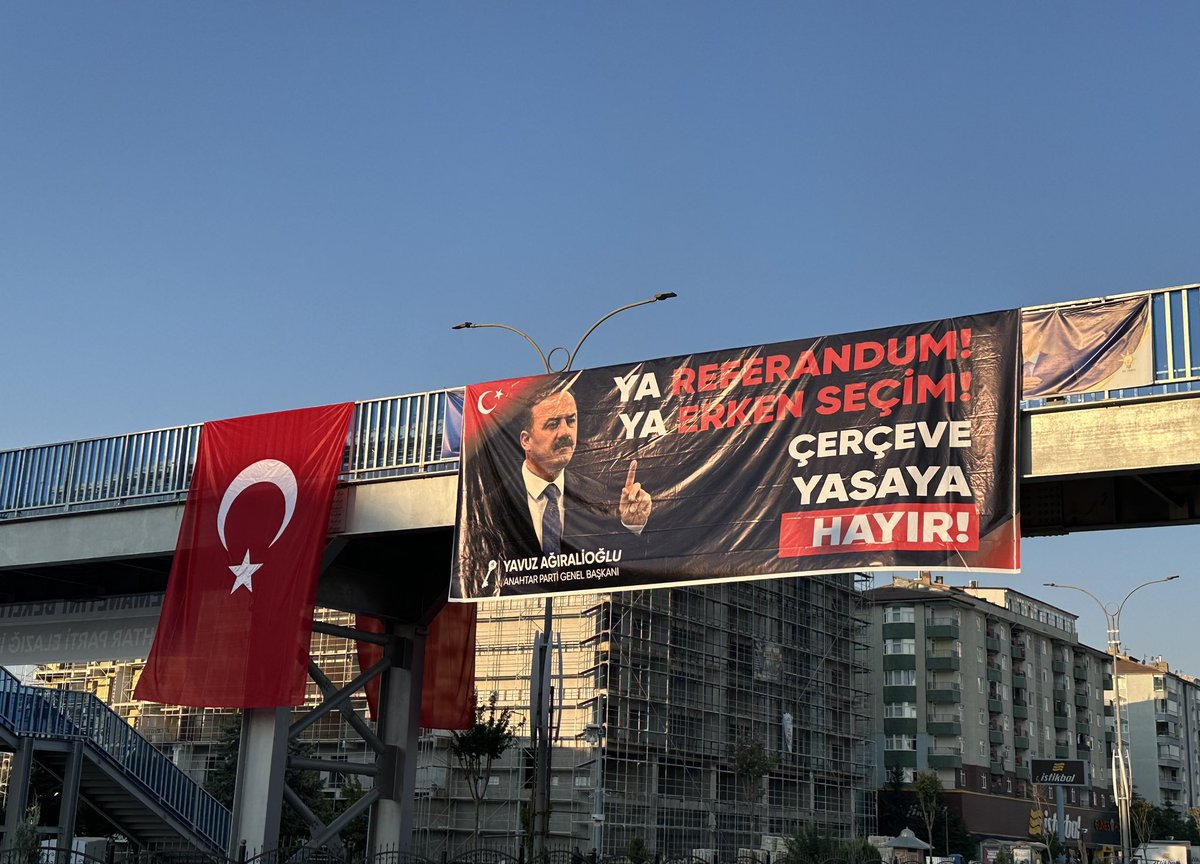 HalilSarisin's tweet photo. Birileri siyasi hesap peşindeyken, biz şehitlerimize verdiğimiz sözün nöbetindeyiz.
Teröre siyasi meşruiyet kazandıracak, milletimizin ödediği bedelleri pazarlık konusu yapacak hiçbir hesabı kabul etmiyoruz. Birileri teröre "çerçeve" çizmeye çalışırken, biz o çerçevenin karşısına şehitlerimizin emanetiyle çıkıyoruz.
Bizim için mesele koltuk ya da seçim değil; bu vatan uğruna toprağa düşenlerin hatırasına sahip çıkma meselesidir. Bedeli ne olursa olsun, şehitlerimizin hatırasını siyasi hesaplara kurban ettirmeyeceğiz! 🇹🇷
@yavuzagiraliog @anahtarparti @tkeskinkilic @24MuratTekin