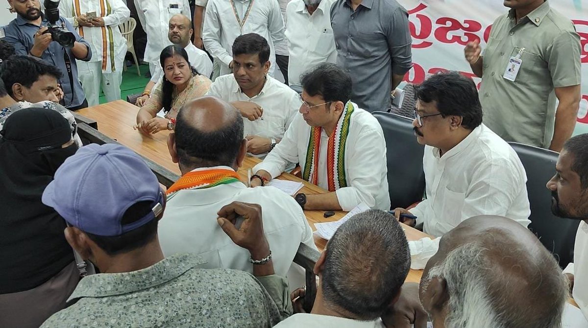 sriha333's tweet photo. గాంధీ భవన్‌లో ప్రజలతో ముఖాముఖి.. సమస్యల పరిష్కారానికి గాంధీ భవన్‌లో నిర్వహించిన ప్రజలతో ముఖాముఖి కార్యక్రమంలో మంత్రి దుద్దిళ్ల శ్రీధర్ బాబు గారు ప్రజల నుంచి వినతులు, సమస్యలను స్వయంగా స్వీకరించారు. ఈ కార్యక్రమంలో  జగదీష్ ,గాల్ రెడ్డి ,సంతోష్ , హైమావతి పాల్గొన్నారు. https://t.co/PC5fMyeK4M