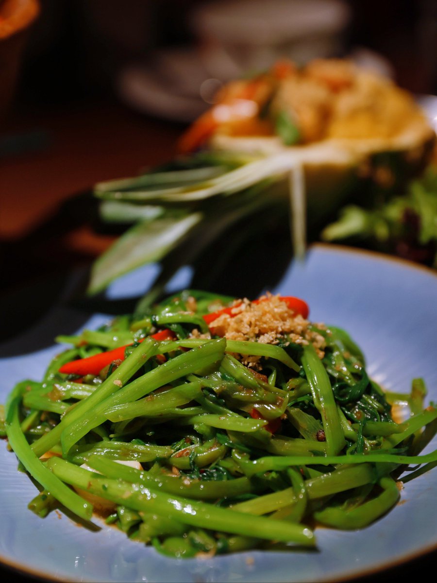 AleksisFa's tweet photo. Craving authentic Thai green curry tonight Tender chicken, fresh basil, and spiced coconut cream hit different – perfect for cozy nights! https://t.co/DotYWTxu8b