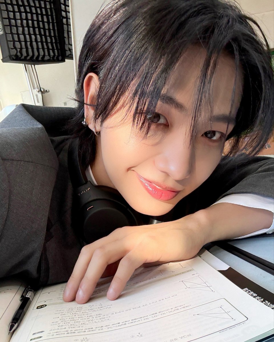 AttackerJaehyun's tweet photo. LAPAK REQUEST ZENO!

▪︎ Maksimal 3 lagu per orang.
▪︎ Temanya bebas tapi tolong diperhatikan penyanyinya jangan yang sedang diboycott, okokk?
▪ Rules terakhir dan paling PENTING, ketik "UJE GANTENG MAXIMALL" dibawah lagu, agar rikuesan lagu-mu diplay nanti malem, fham ? 🖐🏻 https://t.co/obJfmyjpHj