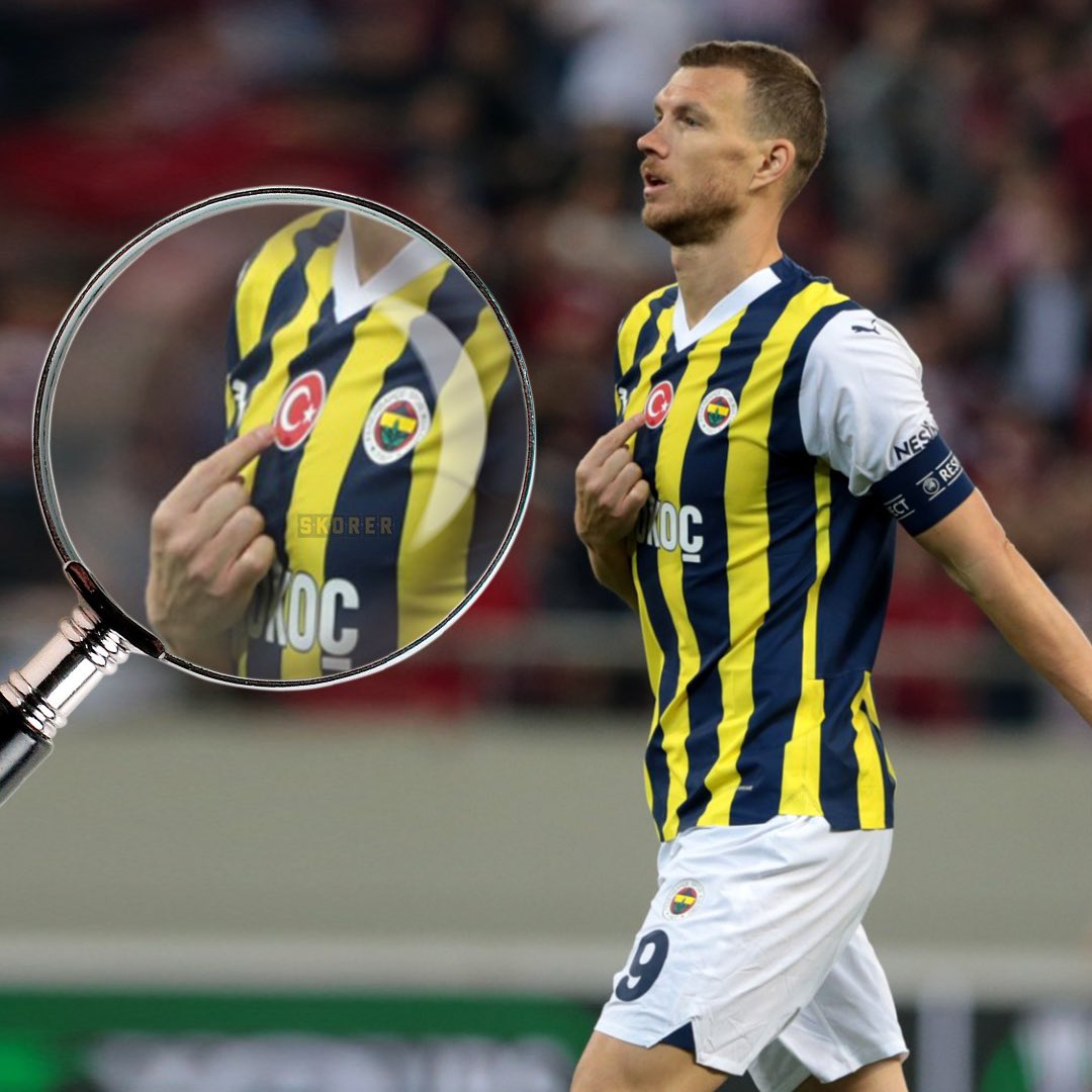 erdalvahd's tweet photo. kral @EdDzeko daha önce Olympiakos a karşı deplasmanda taraftara küfürler üzerine Türk bayrağı göstermişti.. 

dün ise eski takım arkadaşları Dusan Tadic ve Emre Mor'un takımı NEC in Olympiakos'u elediği maça gitmiş.. 

Galibiyeti de arkadaşlarını tebrik ederek kutlamış ..

Kral ya.. adamın tillahı.. 

unutmamış , hesabı kesmeye gitmiş :)