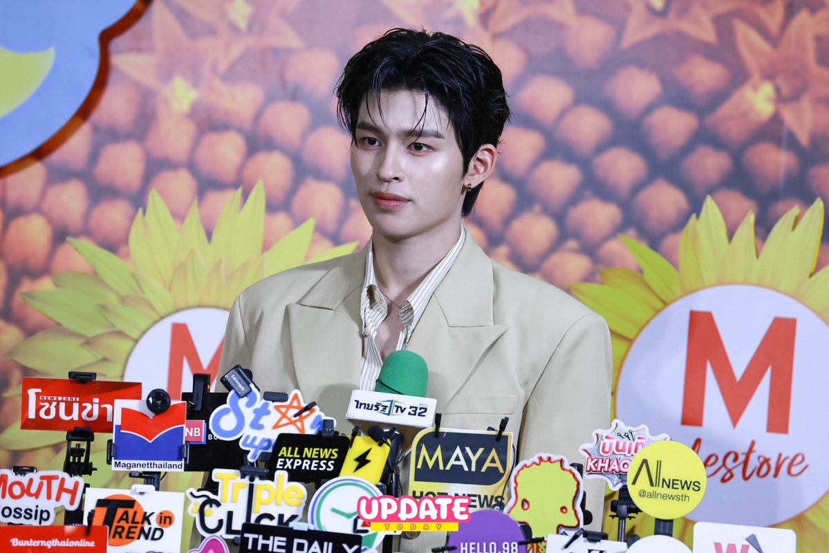 Update__today's tweet photo. "ปอนด์ ณราวิชญ์" ช่วงสัมภาษณ์สื่อในงาน "THE MALL LIFESTORE WOMEN INSPIRED 2026"✨🌻
POND AT THE MALL LIFESTORE WOMEN INSPIRED
#TheMallBangkapiXPond
#ppnaravit #ปอนด์ณราวิชญ์ #WomenInspired2026 #SunflowerSocialClub #ShineInYourOwnWay
#UPDATETODAY https://t.co/VzwDhRqks6