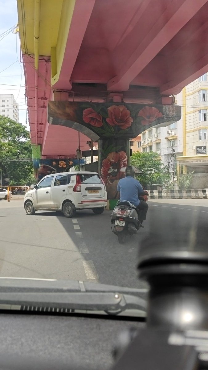 venky1973's tweet photo. @cctpolice @ChennaiTraffic 
Cutting in wrong route under Moopanar bridge https://t.co/JOgR8ZwcoD