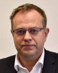 KrepelkaZlata's tweet photo. Tomuhle se říká doslova spadnout na dno. Václav Moravec. Dekádu "ikona české žurnalistiky". Díky monopolu České televize na sledovanost. Skončil a myslel si, že má "velké jméno". No. Velké tak, že si na něj vzpomene celých 44 lidí denně. To snad i poslední bloger od vedle má vyšší návštěvnost, než on. 
▶️ opravdu pád do hlubin zapomnění. Je to ukázka mediálního matrixu, v kterém žijeme. Jako osobnosti jsou nám předkládáni vadní lidé, na které si ani nevzpomeneme. Kdyby neposlouchali na slovo své "stvořitele", zmizí navěky. Moravec je toho typický příklad 
▶️ tento systém je výhodný i pro loutkáře v pozadí: nebudeš poslouchat? Zmizíš. Budeš poslouchat? Národ tě bude milovat, budeš mít peníze, moc. 
▶️ podívejte se na Wollnera, Fridrichovou. Ty dopadli... 🤦‍♂️ už po nich neštěkne ani pes. Wollner se zlobí, že protistrana a novináři mají rozsudek dřív než on. A že po něm chtějí vyjádření k věci, o které nic neví. Nojono holenku. Byls zvyklý, že to je obráceně, viď? A teď se ti vlastní polívčička špatně zajídá. Fridrichovou fakujou z tiskovek a ona s tím nic neudělá. Doba neomezené moci pod křídly ČT skončila. 
▶️ tyhle figurky mají problém. Oni novinařinu neumí. Něco vyšetřit, něco zjistit, odhalit. Fungovalo to leta tak, že za nima přišli policajti nebo BIS, reportáž jim předali v mašličkách. Jejich úkolem bylo jen oběť někde "nachytat" jak před nimi utíká, jak kroutí očima, jak "lže" (což v překladu byla sestříhaná pravda), jak se jich bojí. Umí jen dělat arogantní repky, plné jejich lží a polopravd. 
▶️ na Fridrichovou jsem za jednu takovou podal před lety trestňák. To bylo v době, kdy ještě nebylo v módě bojovat proti větrníkům jako dnes. Ale já už samozřejmě věděl, jak se celý podvod má. Že za tím zase stojí Soros a Blackrock. A ona jenom plní pokyny shora. Tehdy znemožnila nějakou vesnici, protože si dovolili vyhlásit referendum proti. A vyhráli jej. Ale boj s ČT a Blackrock vyhrát nemohli. 
▶️ no, Noru pak vyhodili. Zamňoukala si s Wollnerem. A je klid. Neštěkne po nich ani pes. Dlužno dodat, že ona se ještě snaží kousat. Po ní si myslím, že poptávka je. Styl arogantního influencera typu Michopulos tady bude vždy žádán. Ať kope za tu, či onu stranu. Lidi se rádi smějou cizímu neštěstí. Vždy. Ale Franta Kubásek má daleko větší dosahy než ona. 
▶️ životní štěstí Fridrichové jsou Motoristé. Nebýt Macinky a spol. neměla by návštěvnost ani ona. Její web je absolutní propadák. Tam nechodí vůbec nikdo. Ale jede jí dobře herohero. Tam má za milion měsíčně předplatitelů. Takže prachy vydělá. Ta jediná si našla svoje místo. Zbytek živoří. Žijí z milodarů tajemných sponzorů. 
▶️ tedy shrnuto: budoucnost Moravce, Wollnera a Frydrychové není v žurnalistice (tu neumí a nikdy ji nedělali), budoucnost je v tom, co umí: urážet, ponižovat, znectít. Podcasty s reportážním materiálem z terénu. To je jejich jediná cesta, jak se najíst. Jak se uživit. Fanoušky si najdou.