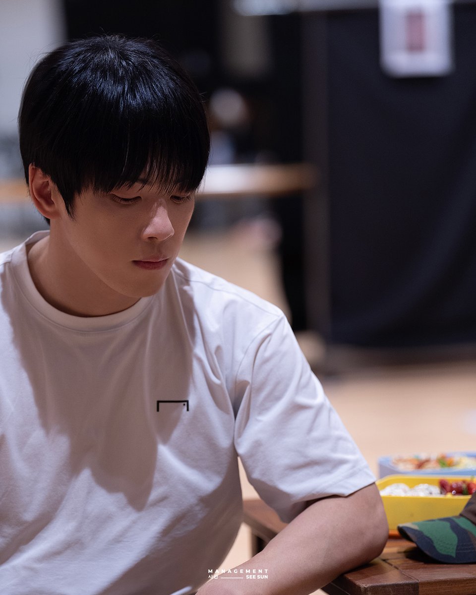 official_SEESUN's tweet photo. [#김정현]

시력이 좋아지는 법
: <그날들> 속 멋있는 정학이 보기💙

지금 바로 디큐브 링크아트센터에서 만나보세요🕶️

#KimJungHyun
#그날들 #정학 https://t.co/MyyKnM8slD