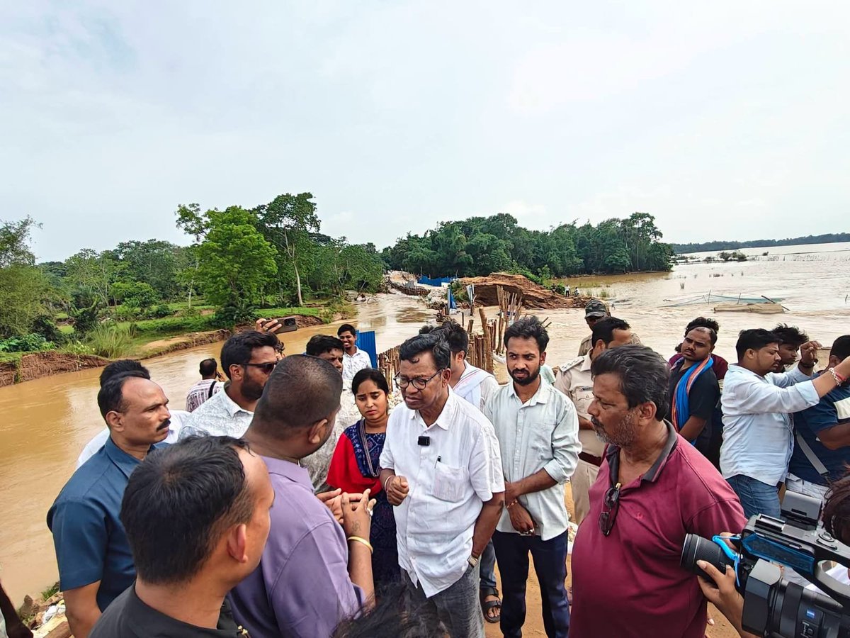 INCOdisha's tweet photo. ଯାଜପୁର ଜିଲ୍ଲା ଦଶରଥପୁର ବ୍ଲକର ବିଭିନ୍ନ ବନ୍ୟାଞ୍ଚଳ ପରିଦର୍ଶନ ସହ ପୀଡ଼ିତ ପରିବାରଙ୍କୁ ରିଲିଫ୍ ବଣ୍ଟନ କରି ଲୋକଙ୍କ ହାଲ ଚାଲ ପଚାରି ବୁଝିଛନ୍ତି ପିସିସି ସଭାପତି ଭକ୍ତ ଚରଣ ଦାସ। 

ପ୍ରଭାବିତ ଗ୍ରାମବାସୀଙ୍କୁ ଆଶ୍ୱାସନା ଦେବା ସହ ସ୍ଥାନୀୟ ନେତୃବୃନ୍ଦଙ୍କୁ ଲୋକଙ୍କ ଅସମୟରେ ଉପସ୍ଥିତ ରହି ସହଯୋଗ ପାଈଁ ଶ୍ରୀ ଦାସ ନିବେଦନ କରିଛନ୍ତି। https://t.co/WxV1bBfchM