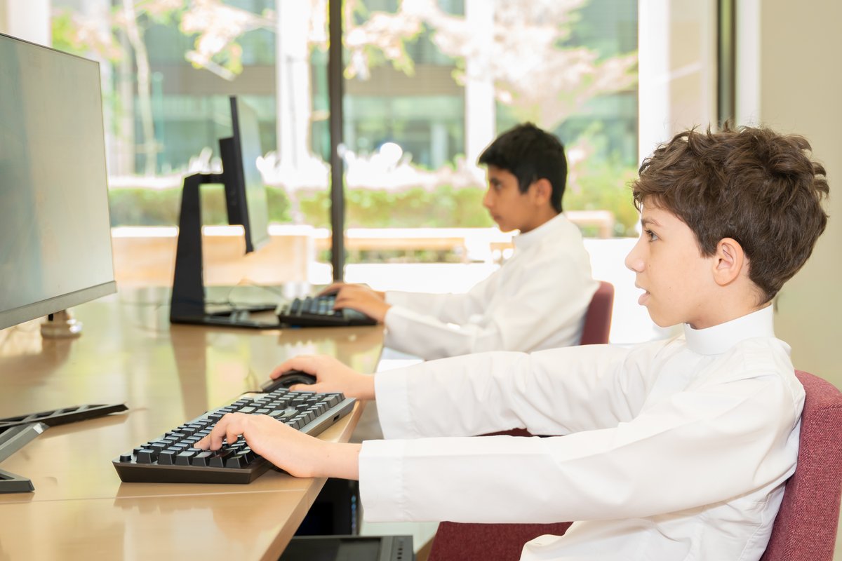 MiSKschools's tweet photo. قضى طلبة الابتدائية العليا بمدارس البنين أسبوعاً من الإجازة الصيفية في تصميم ألعابهم الخاصة باستخدام منصة «يونيتي»، إحدى أبرز المنصات الاحترافية لتطوير الألعاب، مما أتاح لهم تنمية مهاراتهم في البرمجة وتصميم الألعاب والتفكير الاستراتيجي. #مدارس_مسك https://t.co/t46U12WG2Q