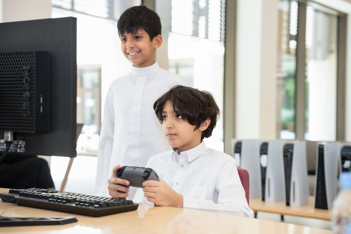 MiSKschools's tweet photo. قضى طلبة الابتدائية العليا بمدارس البنين أسبوعاً من الإجازة الصيفية في تصميم ألعابهم الخاصة باستخدام منصة «يونيتي»، إحدى أبرز المنصات الاحترافية لتطوير الألعاب، مما أتاح لهم تنمية مهاراتهم في البرمجة وتصميم الألعاب والتفكير الاستراتيجي. #مدارس_مسك https://t.co/t46U12WG2Q