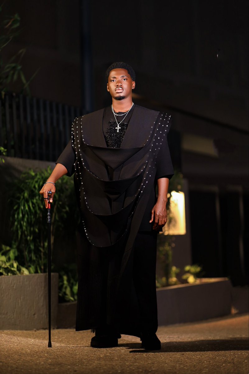 Theleo_ailin's tweet photo. Walking into my new age like I own the room. Cheers to another year of growth, love, and amazing family and grace. 🖤⭐️🥂 https://t.co/5CJjZm3hSy