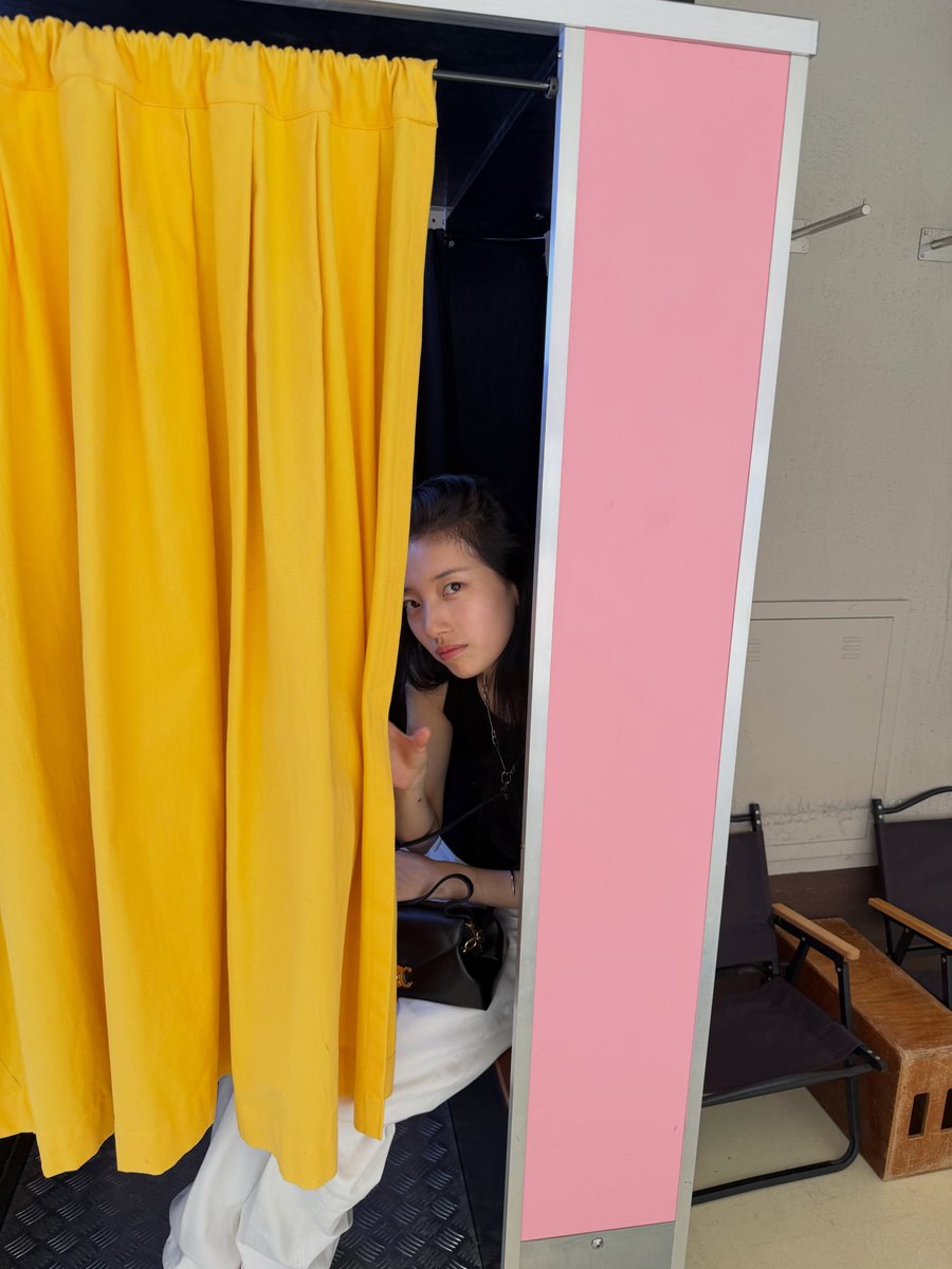 ursuuzy's tweet photo. Peeking out from the photo booth. Waiting for the magic to print out—can't wait to see how these turned out! https://t.co/CqET2pP3Cr