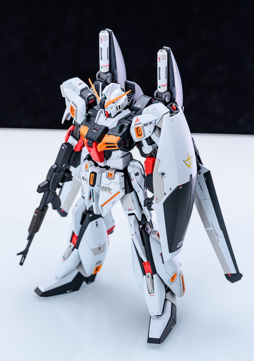 for_riner's tweet photo. MG1/100 リ・ガズィ・カスタム
完成しました〜！
首、腰を延長し足部をZガンダム2.0に交換してスタイル改修
筋彫りやプリントパーツでディテールアップしνガンダムをモチーフにしたカラーで塗装し製作しました👍 https://t.co/xM1xrwzW8p