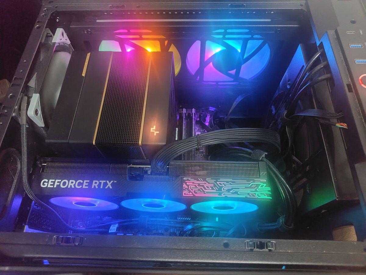 kuma_aura's tweet photo. 盆休みの初日にメインPCを簡易水冷から空冷のAssassin IV Eliteに変更した、結局14700KF PL1 125w PL2 253wに設定してマザボのBIOSで100度に到達した場合のみFAN回転速度100%を手動設定してCPU温度はほとんどのゲームでCPU温度80から90℃を許容しつつFANが煩くならない範囲に調整するの所に到達した https://t.co/hOU9Lzndgv