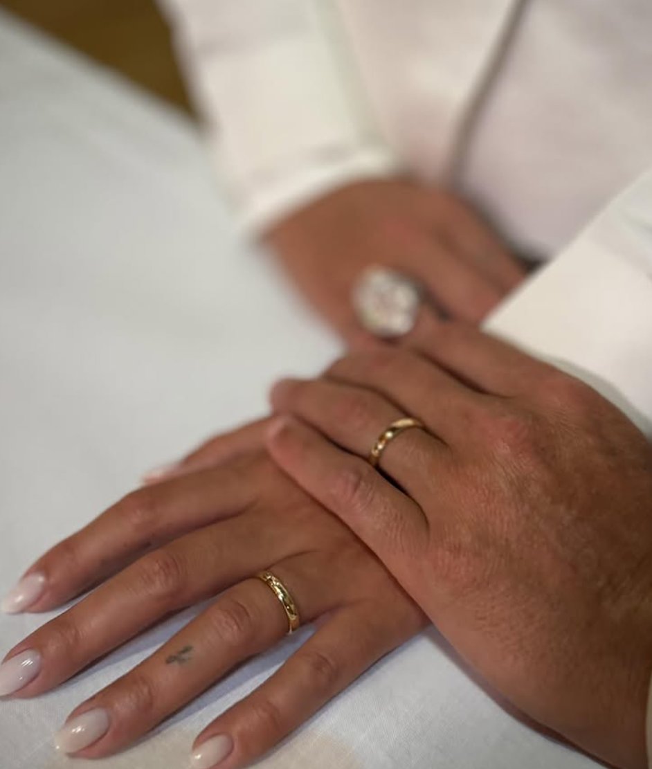 ArobaseGiovanny's tweet photo. 11 août 2025 : Cristiano Ronaldo demande Georgina en mariage.
11 août 2026 : Cristiano Ronaldo et Georgina sont officiellement mari et femme.

1 an tout pile.

En ayant feinté les journalistes... Le dribbleur fou est toujours là. ❤️🩶 https://t.co/mzKuMumu3q