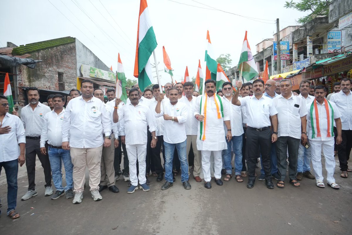 infokhedagog's tweet photo. 'હર ઘર તિરંગા અભિયાન'-૨૦૨૬ : મહેમદાવાદ ખાતે ભવ્ય તિરંગા યાત્રા યોજાઈ, જેમાં ૩૫૦૦થી વધુ નાગરિકો દેશભક્તિના રંગે રંગાયા

સૌએ ઘરો પર રાષ્ટ્રધ્વજ લહેરાવી એકતા અને દેશપ્રેમ વ્યક્ત કરવાનો સંકલ્પ લીધો

 #Mahemdabad #Kheda #HarGharTiranga2026 #TirangaYatra https://t.co/4o0Sx9tend