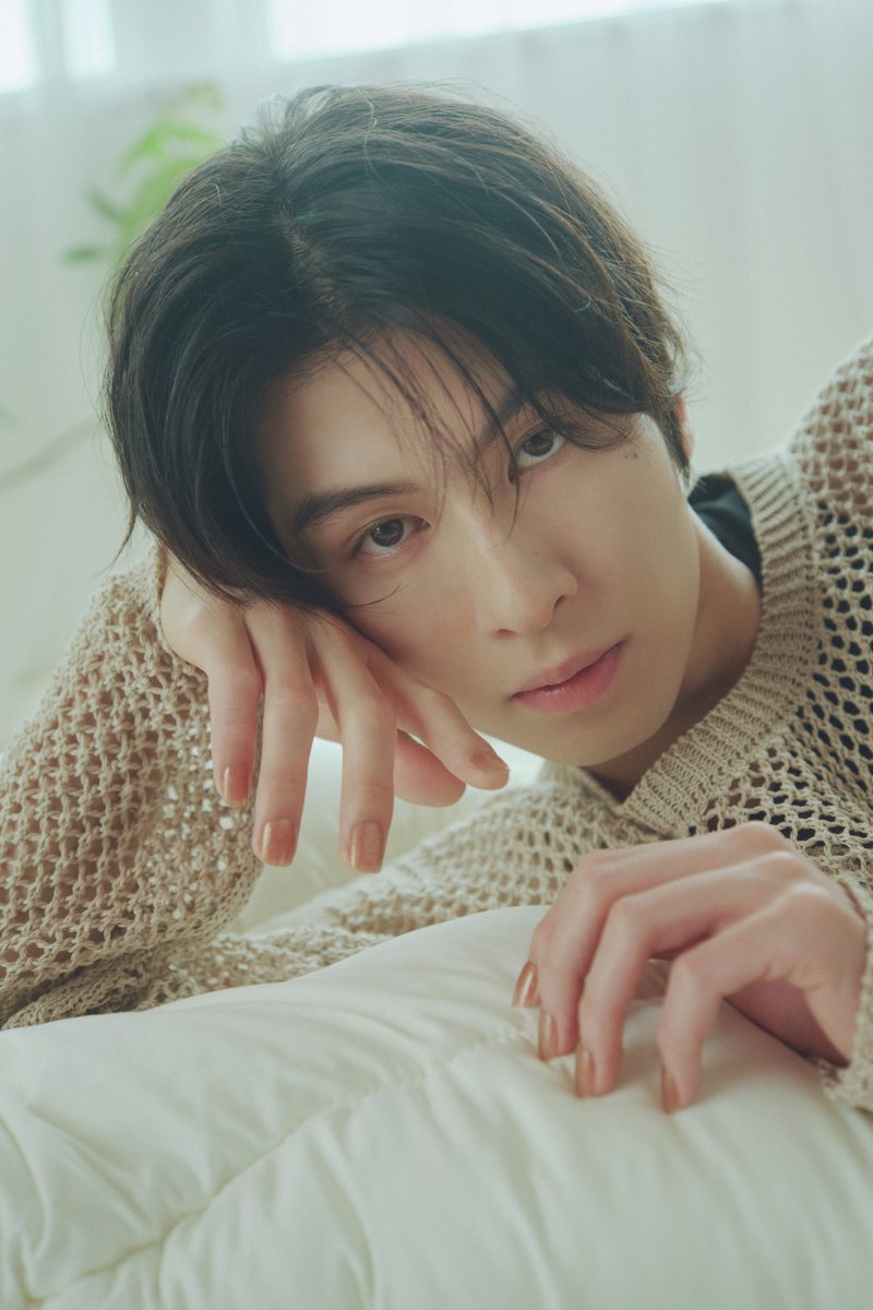 gelme1_official's tweet photo. ＼Day Look☀️／
⁡
大切な人と一緒にネイルを選び、特別な瞬間を分かち合う。
2人でおしゃれをして、もっととっておきな瞬間に！
⁡
色彩とツヤにこだわり、ひと塗りで表情を変える口紅の様な発色のジェルネイル💄
⁡
#ジェルミーワン #セルフジェルネイル #長谷川慎 #NYLONJAPAN #PR @makoto_lo_olzzz @therampagefext