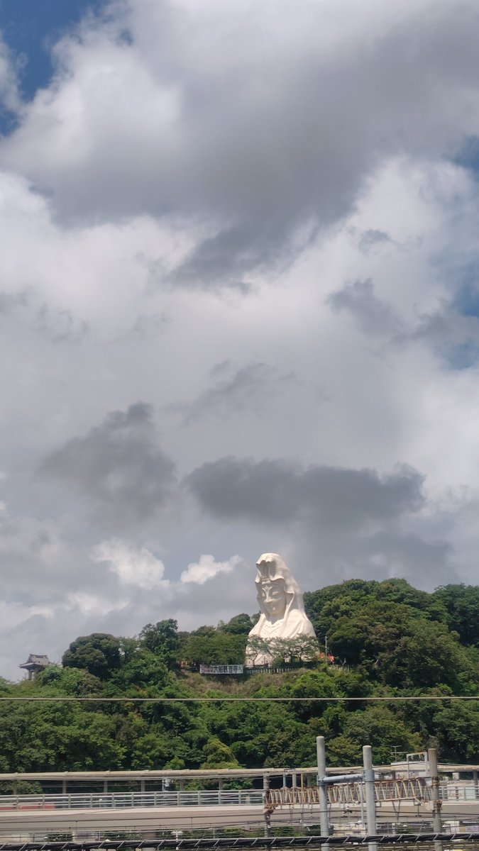 Frenchsecond's tweet photo. 大船観音と不気味な雲
この後豪雨になりました
雨凄いね https://t.co/Aui9INbIzt