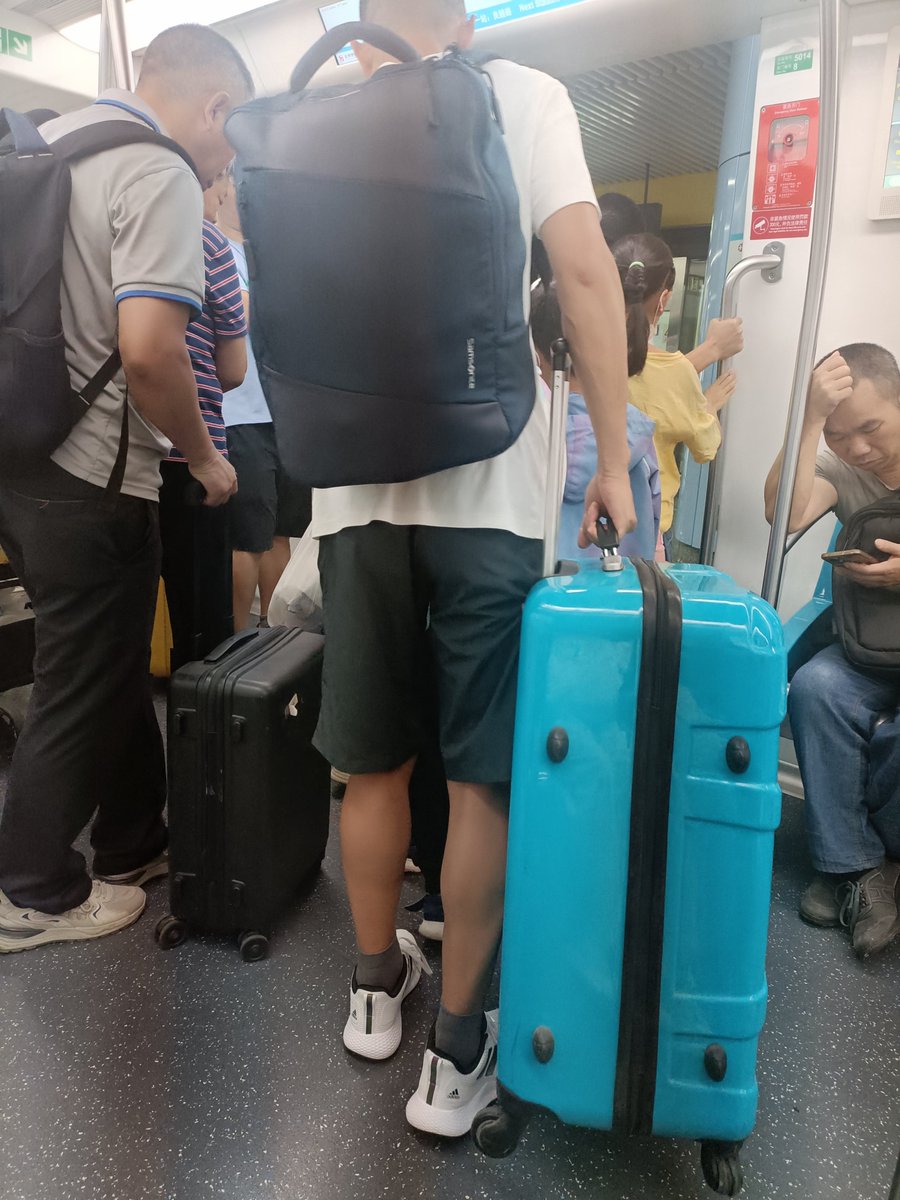 HectorDiazdeVal's tweet photo. A stranger helped me carry my heavy groceries up the subway stairs today—when I tried to pay them back, they just smiled and said "pass it on". Small kindnesses make such big days. https://t.co/FuVRVsJIqI