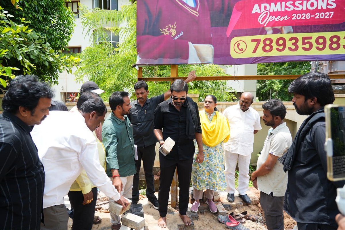 Adireddy_Vasu's tweet photo. #worksquality #worksinspection #RajahmundryCity
నాణ్యత తగ్గితే సహించేది లేదు.. నాసిరకం పనులు ఒప్పుకోను
రాజమహేంద్రవరంలో రూ.65 లక్షల అభివృద్ధి పనులను పరిశీలించిన ఎమ్మెల్యే ఆదిరెడ్డి వాసు
రాజమహేంద్రవరం 9వ డివిజన్ ఏవీ అప్పారావు రోడ్డులో రూ.65 లక్షల వ్యయంతో జరుగుతున్న ఇంటర్లాకింగ్ పేవర్స్, డ్రైనేజీ పనులను సిటీ ఎమ్మెల్యే ఆదిరెడ్డి శ్రీనివాస్ (వాసు) అధికారులతో కలిసి క్షేత్రస్థాయిలో పరిశీలించారు. పనుల నాణ్యత, సిమెంట్ బెడ్, ఇసుక పొర వంటి సాంకేతిక అంశాలను స్వయంగా తనిఖీ చేశారు. కేవలం పైకి అందంగా కనిపించడమే కాకుండా దీర్ఘకాలం మన్నేలా పనులు చేపట్టాలని కాంట్రాక్టర్లకు చెప్పారు ఆదిరెడ్డి శ్రీనివాస్. నాసిరకం పనుల వల్ల ప్రజాధనం వృథా అవుతుందని, నాణ్యతా లోపాలను ఏమాత్రం సహించేది లేదని హెచ్చరించారు. డ్రైనేజీ సమస్యలకు శాశ్వత పరిష్కారం చూపుతూ, పనులను పక్కాగా పర్యవేక్షించాలని అధికారులను ఆదేశించారు.
