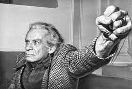 mariobianchi18's tweet photo. Il #12agosto 1912 nasceva #SamuelFuller. Regista che con il suo stile violento e visionario è stato un profondo innovatore del cinema di genere. Combattè nella 2^ G. M. e l'esperienza gli farà girare capolavori come Corea in fiamme, I figli della gloria ed Il grande uno rosso. https://t.co/hElJitZhPa
