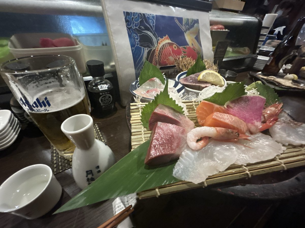 kiyonobuGAMES's tweet photo. 岡山　大将。予約いっぱいで席が90分まで。刺身が分厚い！美味い！サーモンは単品で頼み直してしまった。日本酒が進みます🍶 https://t.co/y8bjtJoUO4