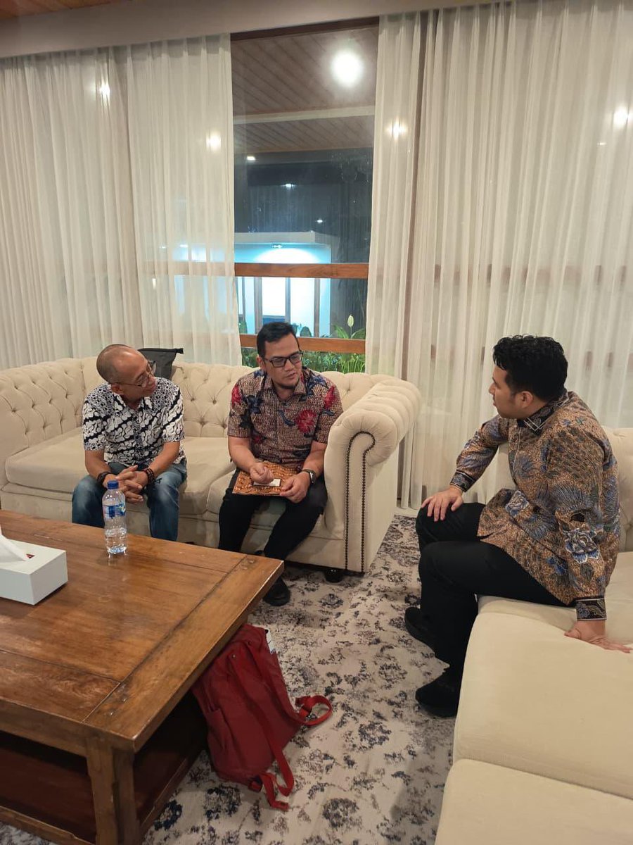 amdatara's tweet photo. AMDATARA memperkuat sinergi dengan Pemerintah Provinsi Jawa Timur melalui audiensi bersama Wakil Gubernur Jatim, Emil Elestianto Dardak. 💧

Pertemuan membahas penguatan kolaborasi pemerintah–industri AMDK serta rencana MUSDA DPD AMDATARA Jawa Timur.

#AMDATARA #IndustriAMDK #JawaTimur #AMDK