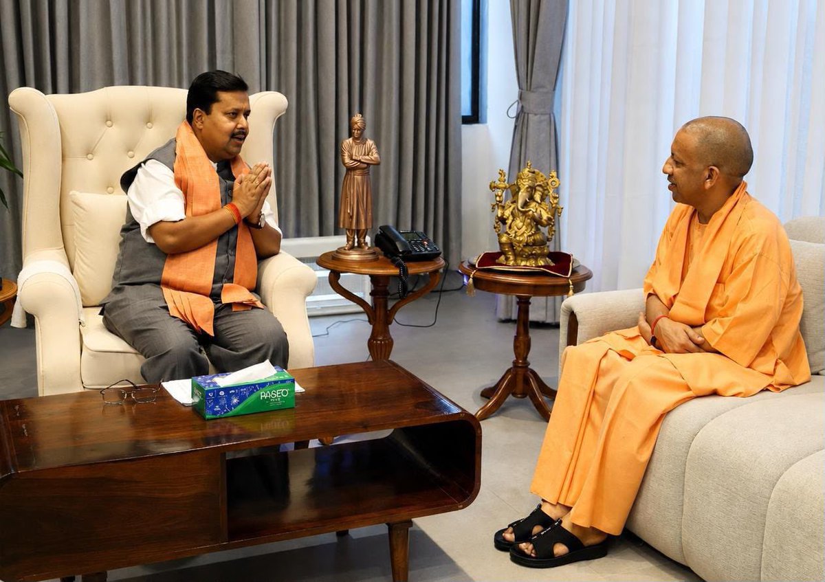 upadhyayabhii's tweet photo. बड़ी ख़बर-

योगी आदित्यनाथ के इस एपिसोड के बाद से नितिन नबीन के मुलाकात कक्ष में बाहरी कैमरे की एंट्री नहीं?

पिछले तीन दिनों से उनके सोशल मीडिया एकाउंट पर किसी मुलाकात की तस्वीर नहीं!!

जानकारी के मुताबिक अध्यक्ष जी की टीम इस बात की पूरी सावधानी रख रही है कि अब से कोई कैमरा लेकर मुलाकात करने न आने पाए।

जो तस्वीरे जाएंगी वो राष्ट्रीय अध्यक्ष की टीम के हवाले से जाएंगी।

ये सब योगी आदित्यनाथ के आगे नितिन नबीन की हाथ जोड़े तस्वीर सामने आने के बाद का घटनाक्रम है। 

सूत्र बता रहे हैं कि दिल्ली ने इस घटनाक्रम को काफी गंभीरता से लिया है।

योगी आदित्यनाथ को भी आगाह किया गया है, जिसके बाद उनकी कैमरा टीम से एक कैमरामैन को सस्पेंड किया गया है,

और सूचना में कइयों पर गाज गिरी है।

ये बात अलग है कि सारे मगरमच्छों को बचा लिया गया है।

योगी आदित्यनाथ के सूचना विभाग की टीम ने इस फोटो को पत्रकारों के ऑफीसियल व्हाट्सअप ग्रुप पर शेयर किया था, 

बाद में हंगामा मचने पर इसे डिलीट किया गया।

इस फोटो का संदेश बिल्कुल साफ था कि Yogi Adityanath is the boss!

मगर दिल्ली की भोहें तनते ही अटक गई हर सांस!!