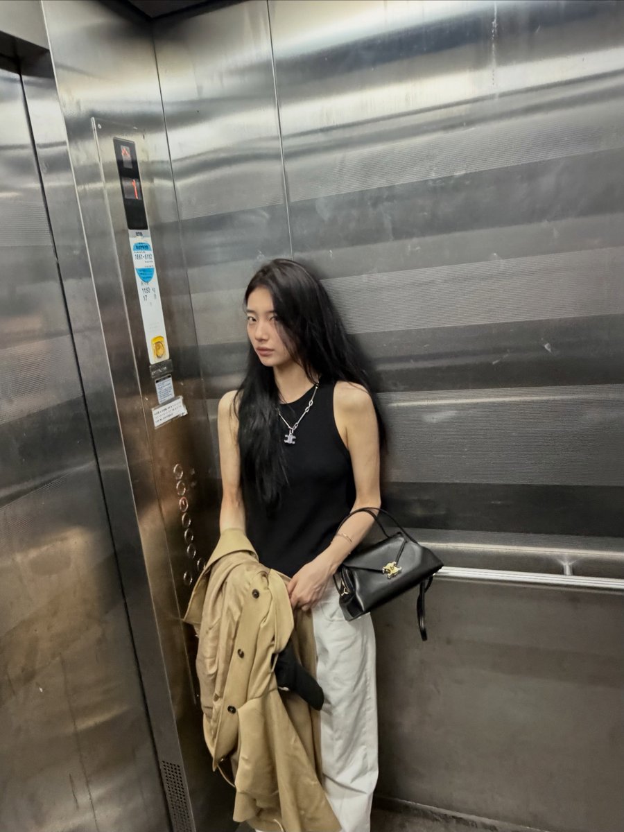 ursuuzy's tweet photo. Elevator mirror check. Worked hard today, time to unwind and rest well. Sweet dreams everyone! https://t.co/4mS8ZDw30Z