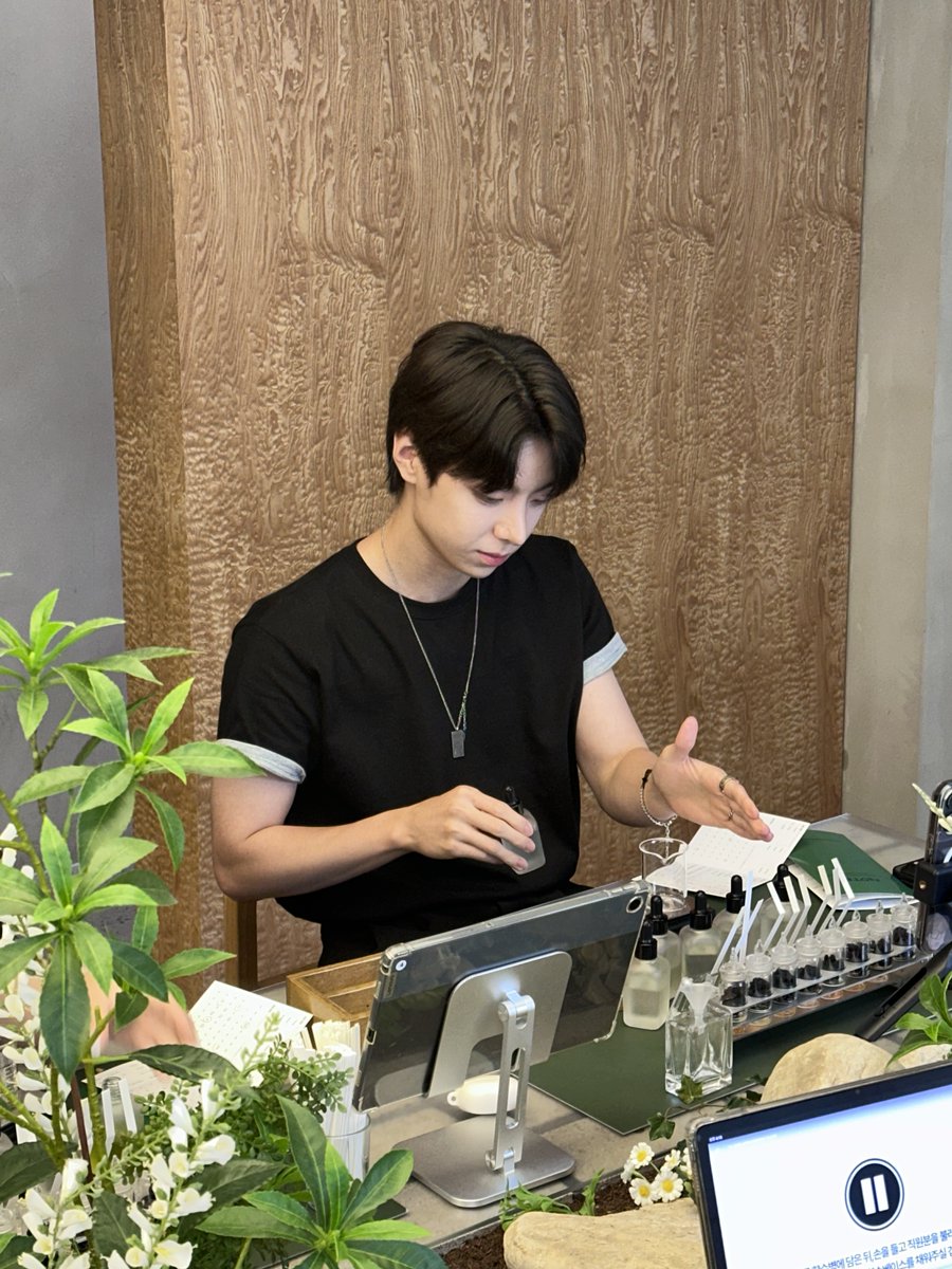 DotnotePerfume's tweet photo. 닷노트 홍대점에 지호님이 직접 찾아와 주셨어요 🐒💙

아이닌분들이 정성껏 꾸민 공간에서 지호님도 세상에 하나뿐인 향수를 만들고 가셨답니다.
그날의 향이 오래오래 좋은 기억으로 남기를 바라요.

생일 축하드려요, 지호님 🎂

#나인아이 #지호 #NINEi #JIHO #생일카페 https://t.co/KwPsOIcxyT