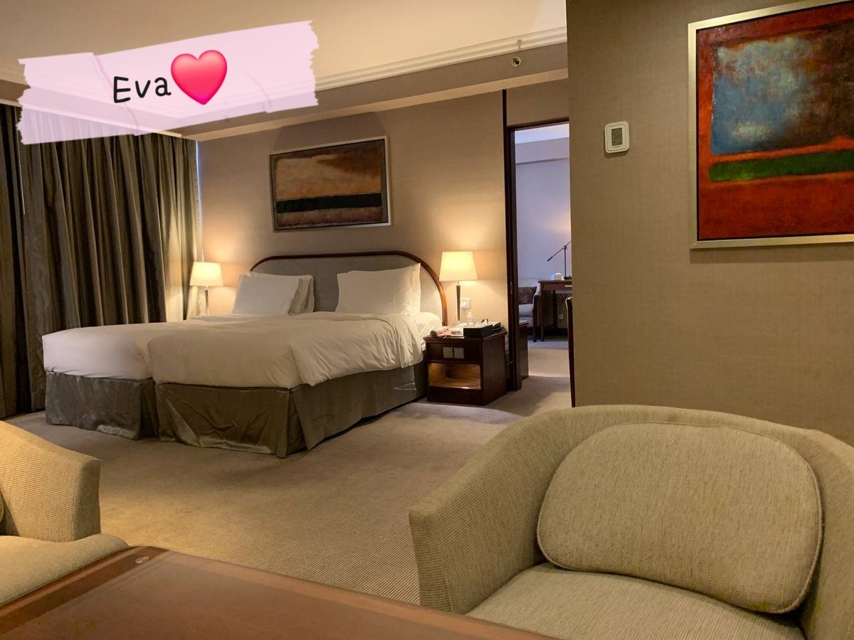 Eva93942022's tweet photo. 8月11日既party完滿結束❤️
由於eva掛住玩， 同埋大部分嘅人都唔同意影相， 所以只有房間相一張比你哋幻想😂

下轉既曳曳Party已定好👅
8月20日 星期四
尖沙咀區 7點開始 約30人
單男要夾錢
情侶或者單女要留位費， 因為要預好多因素又要預野食， 唔飛機會比返你🙏🏻
有意dm留tg🥰

@adam93942022 
@Tony68991341