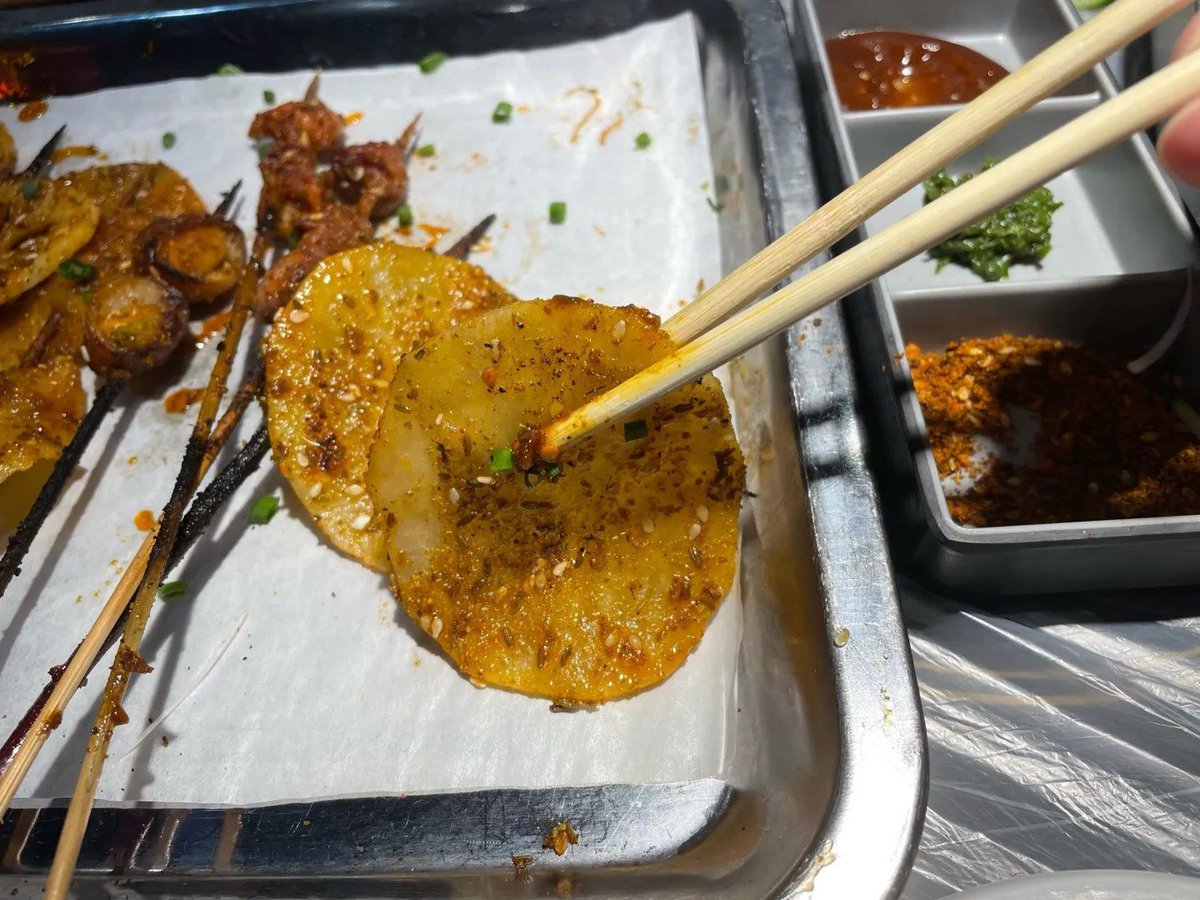 Mitch28000's tweet photo. [Late-night snack run = complete  Hot crispy fried skewers dipped in spicy cumin sauce hit different when you’re walking home! #StreetFoodVibes]， https://t.co/9r9LPDJPMx