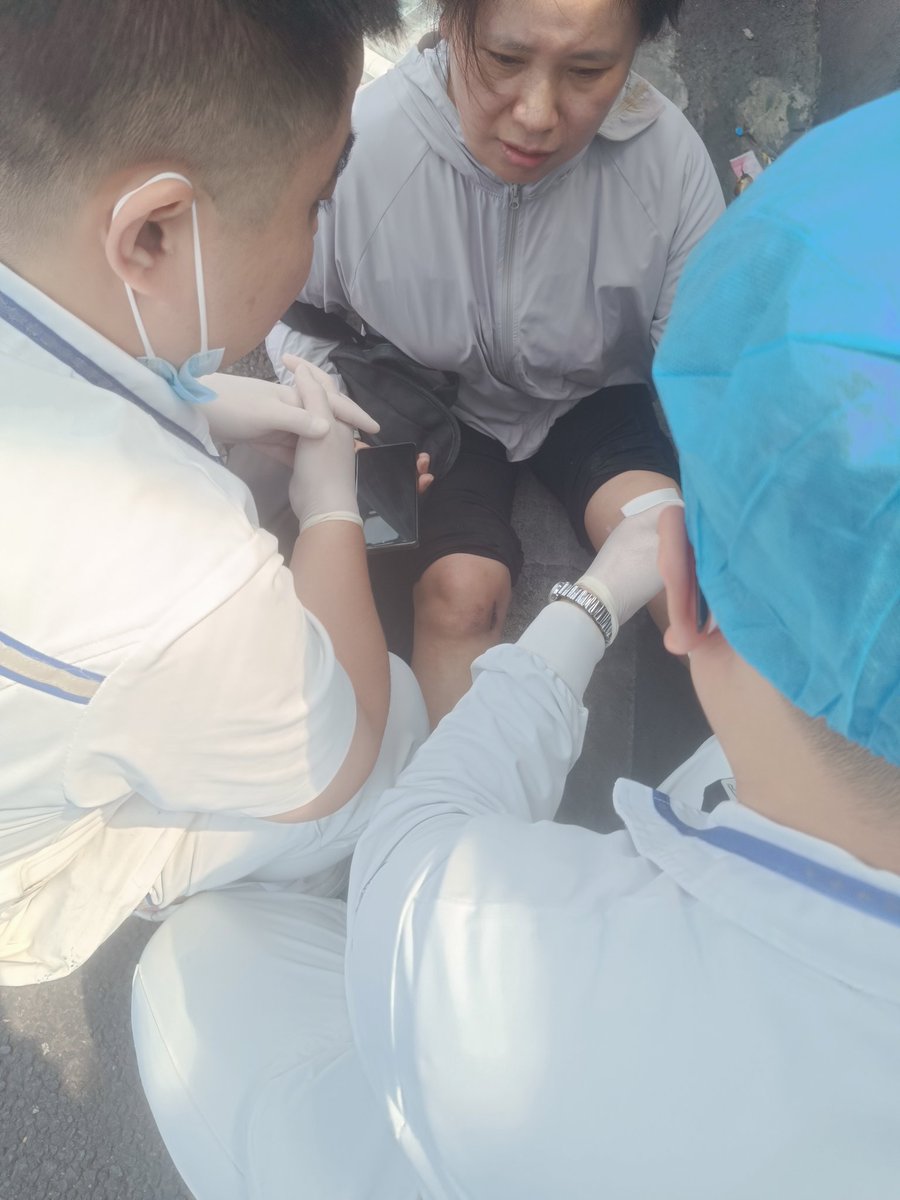 TaylorBosss's tweet photo. 今天在广州洛溪大桥碰到一个大姐，我正在靠右直行，大姐从我左侧直接过来，没有喇叭也没有转向灯，想要超我车过去，结果自己碰到我的车把手摔倒了，我拨打了120和122来解决，现在就是把我的电瓶车扣留，等缴纳罚款和等待事故判责书后赔偿 https://t.co/lUTbYZROLf