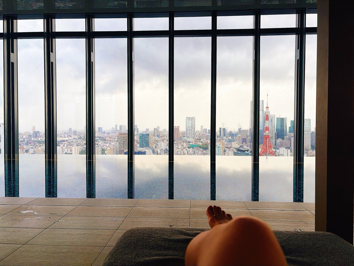 akumanixx's tweet photo. ホテルのラグジュアリープール
今回は、競泳水着じゃないやつにした
屋外プールもあり
屋内プールは、東京タワー眺められるインフィニティプール🗼

水に浸かってプールサイドで寝るプール
プールとは… https://t.co/vSnqQ4aXz8