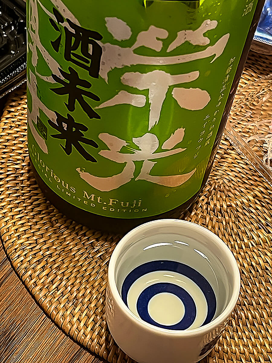 JrefSake's tweet photo. 🍏 Eikō Fuji Junmai Daiginjō Muroka Nama Genshu Sake Mirai is made from Yamagata-grown Sake Mirai rice polished to 50%. Rich and fruity, with banana, pineapple and green apple, a silky texture, slight natural fizz and a long, clean finish. https://t.co/cjPX05ZP1g https://t.co/NZcVnyGG1h