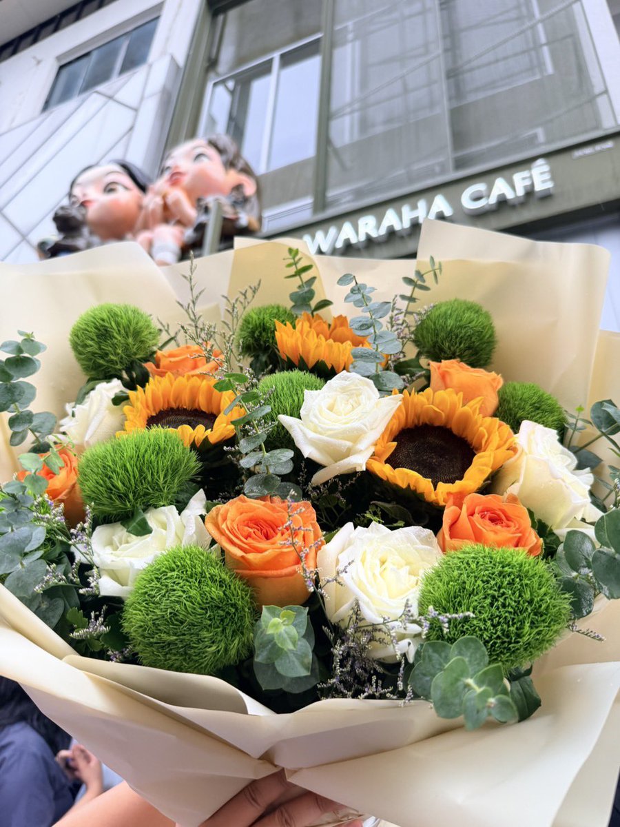 itscharlottyfam's tweet photo. 🌷✨ ขอแสดงความยินดีกับ @EWaraha สำหรับการเปิดร้าน Waraha Cafe ด้วยนะคะ ✨🌷

ในโอกาสเปิดร้านใหม่ ทางบ้านชาล็อตขอเป็นตัวแทนแฟนคลับร่วมส่งมอบดอกไม้แทนคำยินดีให้กับพี่ฟ้านะคะ💐

ขอให้ร้านเต็มไปด้วยความสุข รอยยิ้ม และความอบอุ่นในทุกๆ วัน ขอให้กิจการรุ่งเรือง ค้าขายปังๆ มีลูกค้าเข้ามาอย่างต่อเนื่อง และประสบความสำเร็จยิ่ง ๆ ขึ้นไปนะคะ 🤍✨

#GrandOpeningWARAHACAFE #warahacafebkk 
#ชาล็อตออสติน #CharlotteAustin @itscharlotty