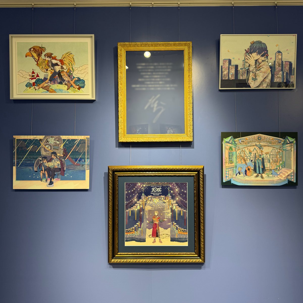 soraru_ishouten's tweet photo. 【展示エリア紹介③】
会期後半からは展示イラストが新しく切り替わっています！
イラストごとに異なる演出にもご注目👀
ぜひ会場で、じっくりとご覧ください！

▼チケット購入はこちら
東京会期：- 2026.8.16
https://t.co/iwtFCSYiQI

#そらるの衣装展 https://t.co/tI1LOsDyx7