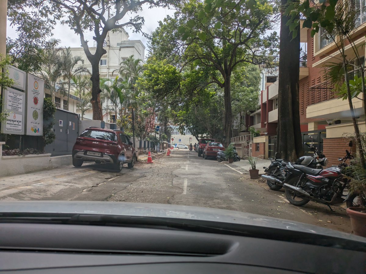 VT_Hornbill's tweet photo. Hello GBA, your workers tarred the main Lavelle Road but forgot the side roads which were also dug up by BWSSB. When will you do it? It's been 4 months! All the mud is back in the recently cleaned drains 
@GBAChiefComm @BCCCofficial @GBA_office @krishnabgowda 

@ChristinMP_ https://t.co/8ck87ZLKF7