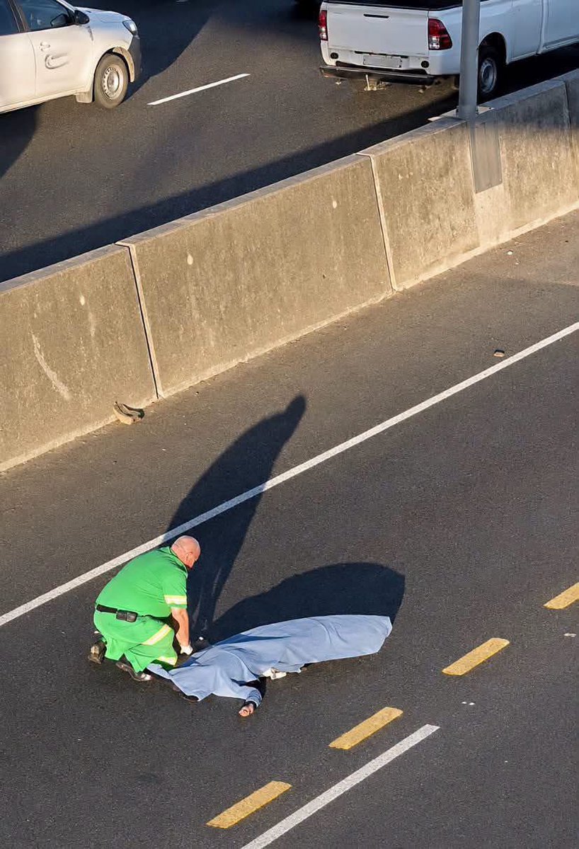 Abramjee's tweet photo. A suspected smash-and-grab thief was killed after being struck by a vehicle while fleeing across the N2 near the Nyanga off-ramp, Cape Town.

The suspect allegedly smashed a car window in bumper-to-bumper traffic, grabbed items and ran into oncoming traffic. Paramedics declared him dead at the scene.