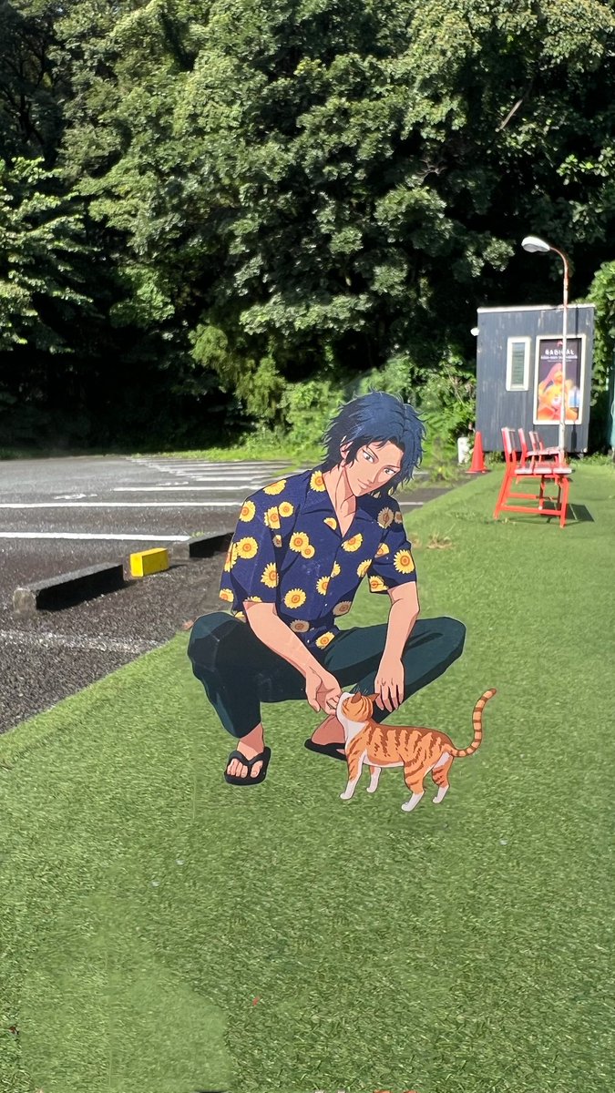ranran_luuu's tweet photo. アクスタの枠消し芸人すぎる https://t.co/WPxs9wmuMk