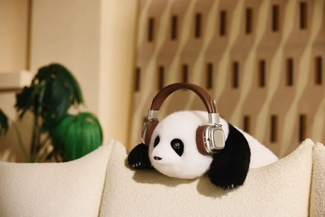 AIRDesignHouse's tweet photo. 🤖 ROBOT+ 100: An’an Biomimetic AI Panda
Meet An’an, an affective AI panda by @MWHRobotics Robotics, designed for care, companionship, and intelligent assistance across 24+ scenarios.
#AirDesignHouse #Shenzhen #Robot #Panda https://t.co/6sdsUqPzwL