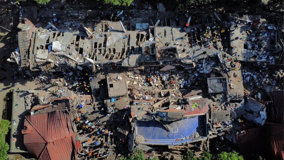 itsfirefeed's tweet photo. 🇨🇴 COLOMBIA’S RESCUE RACE CONTINUES

More than 30 hours after a devastating 7.4 earthquake, rescuers are still pulling survivors from collapsed buildings. More than 200 are dead, 2,595 injured and up to 4,000 remain missing. 

#ColombiaUnSoloCorazón #Colombia #Earthquake #temblor https://t.co/fJSNHqHiE6
