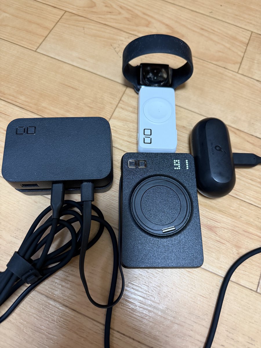 daietter5's tweet photo. CIO製品でどうしたら全部充電できるかのパズル始まってる
分かったのは
「パススルーは意外にいる」

選ぶにあたって見ておいた方がいい

モバイルバッテリーでモバイルバッテリーに給電しつつパススルーなの笑う

しかしApple Watch用の充電器便利だけど終売かなぁ
黒欲しかったけど

#CIO https://t.co/HqE2mW9X7T